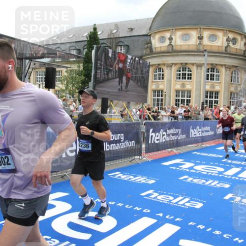 29.06.2025 - hella hamburg halbmarathon Michael Strokosch http://msf.ph/oto/8300268 29.06.2025 10:57:39 Ziel 1239, 2236, 2606, 2652, 4502, 5015, 5134, 5457, 5458, 5728, 13245, 14571, 14951, 15217, 15220, 17769, 17814, 18388 meine-sportfotos.de