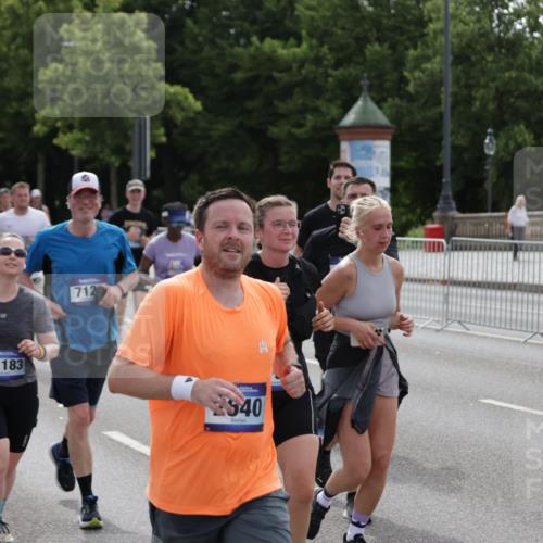 29.06.2025 - hella hamburg halbmarathon Jannik Wohlers http://msf.ph/oto/8300318 29.06.2025 10:37:10 Lombardsbrücke 1337, 2199, 2486, 2640, 2853, 3230, 3633, 5171, 5186, 5790, 5875, 6243, 6821, 6955, 7085, 7124, 7350, 7544, 7777, 8843, 9524, 10476, 10506, 10798, 10919, 11183, 11801, 11888, 12123, 12242, 12254, 12472, 12762, 12824, 12935, 14130, 14282, 14657, 16032, 16303, 16582, 16680, 16706, 16837, 17305, 17307, 17355, 17793, 17798, 17965, 18903 meine-sportfotos.de