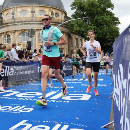 29.06.2025 - hella hamburg halbmarathon Strokosch-Dieckow http://msf.ph/oto/8300330 29.06.2025 10:53:33 Ziel 1030, 1061, 1098, 1499, 1502, 1783, 2058, 2070, 2630, 3399, 3819, 5399, 5866, 6628, 6762, 10549, 10895, 11068, 11588, 11589, 11604, 12632, 12909, 13865, 13912, 15061, 15113, 15441, 15497, 15856, 16092, 17710, 18143, 18450, 18612, 18666, 18715 meine-sportfotos.de