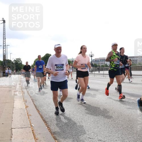 29.06.2025 - hella hamburg halbmarathon Lena Gebhardt http://msf.ph/oto/8300342 29.06.2025 10:37:02 Lombardsbrücke 18918, 9500, 17504, 0304, 12532, 1086, 1022, 1118, 1253, 1276, 1339, 1488, 1490, 1597, 1948, 1952, 1954, 2031, 2072, 2104, 2272, 2480, 2552, 2588, 3127, 3165, 3714, 3873, 3895, 4084, 4097, 4347, 4618, 4733, 4762, 4996, 5146, 5224, 5538, 5560, 5640, 5786, 5789, 5940, 6156, 6172, 6359, 6584, 6804, 7202, 7707, 7773, 8007, 8257, 8258, 8315, 8499, 8758, 8811, 8936, 8937, 9054, 9055, 9295, 9500, 9694, 13265, 15077, 17156, 17807, 18152, 18488 meine-sportfotos.de