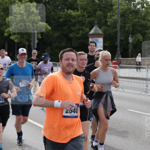 29.06.2025 - hella hamburg halbmarathon Jannik Wohlers http://msf.ph/oto/8300349 29.06.2025 10:37:10 Lombardsbrücke 1337, 2199, 2486, 2640, 2853, 3230, 3633, 5171, 5186, 5790, 5875, 6243, 6821, 6955, 7085, 7124, 7350, 7544, 7777, 8843, 9524, 10476, 10506, 10798, 10919, 11183, 11801, 11888, 12123, 12242, 12254, 12472, 12762, 12824, 12935, 14130, 14282, 14657, 16032, 16303, 16582, 16680, 16706, 16837, 17305, 17307, 17355, 17793, 17798, 17965, 18903 meine-sportfotos.de