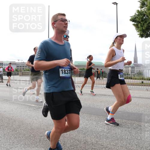 29.06.2025 - hella hamburg halbmarathon Lena Gebhardt http://msf.ph/oto/8300396 29.06.2025 10:21:48 Lombardsbrücke 7612, 1837, 889, 1072, 1158, 1191, 1250, 1294, 1401, 1668, 1958, 1963, 2172, 2271, 2315, 2353, 2529, 2635, 2744, 2815, 3122, 3606, 3768, 3770, 3817, 3825, 3826, 3995, 4046, 4289, 4375, 4376, 4697, 4786, 5122, 5373, 5395, 5412, 5493, 5641, 5759, 5957, 6086, 6103, 6475, 6676, 6805, 6844, 6881, 7075, 7162, 7375, 7522, 7553, 7612, 7672, 7781, 8095, 8286, 8431, 8715, 8860, 8896, 8959, 9002, 9062, 9100, 9369, 9483, 9499, 9532, 9624, 10374, 10874 meine-sportfotos.de