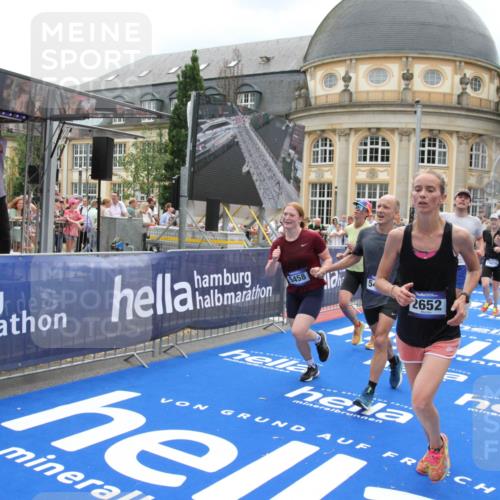 29.06.2025 - hella hamburg halbmarathon Michael Strokosch http://msf.ph/oto/8300408 29.06.2025 10:57:40 Ziel 1239, 2236, 2606, 2652, 4502, 5015, 5134, 5457, 5458, 5728, 12774, 13523, 14571, 14951, 15217, 15220, 17769, 17814, 18388 meine-sportfotos.de