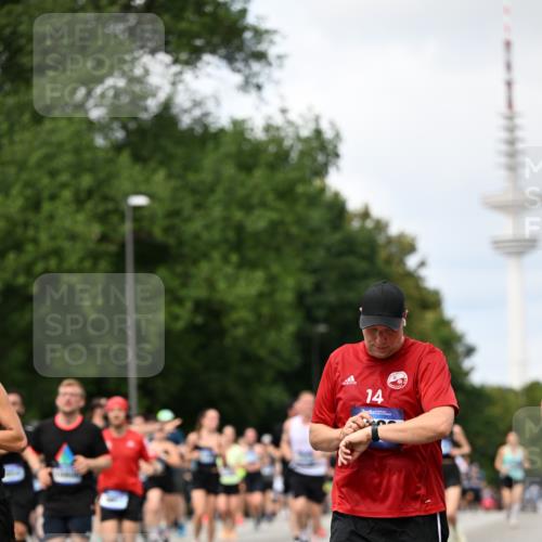 29.06.2025 - hella hamburg halbmarathon Dr. Thomas Lammeyer http://msf.ph/oto/8300462 29.06.2025 10:37:55 Kennedybrücke 1189, 1275, 1896, 2526, 2776, 3264, 3340, 3345, 3812, 3848, 4361, 4433, 4449, 4807, 4824, 4826, 5075, 5141, 5557, 5561, 5584, 5821, 5822, 5887, 6364, 6515, 6516, 6956, 7027, 7308, 7309, 7565, 7633, 7653, 7982, 8157, 8349, 8375, 8377, 8383, 8401, 8620, 9234, 9258, 9438, 9706, 9799, 9875, 9995, 10048, 10800, 11092, 11111, 11229, 11237, 11260 meine-sportfotos.de