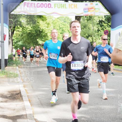 29.06.2025 - hella hamburg halbmarathon MichiJ http://msf.ph/oto/8300498 29.06.2025 10:34:39 Zwischen KM18-KM19 4497, 5528, 5889, 7335, 8142, 9794, 11077, 11858, 12171, 12269, 12706, 12724, 12891, 13303, 14541, 15157, 15825, 17008, 17353, 17461, 17865, 18356, 19127 meine-sportfotos.de