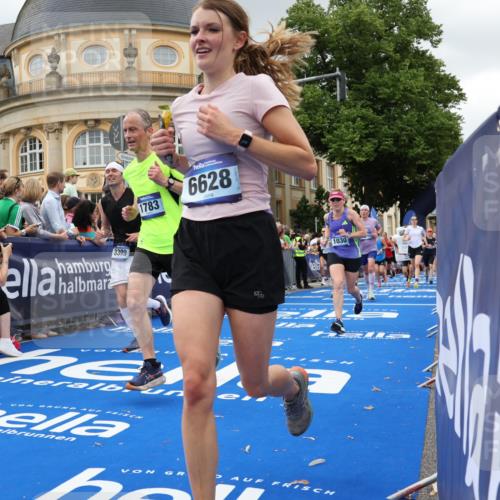 29.06.2025 - hella hamburg halbmarathon Strokosch-Dieckow http://msf.ph/oto/8300521 29.06.2025 10:53:36 Ziel 1030, 1061, 1098, 1499, 1502, 1783, 2058, 2070, 2082, 2518, 2630, 3399, 3819, 5399, 5866, 6628, 6762, 10549, 10895, 11588, 11589, 11604, 12632, 13865, 14702, 14818, 15061, 15113, 15441, 15497, 15856, 16092, 17482, 17710, 18143, 18450, 18514, 18612, 18666, 18715 meine-sportfotos.de