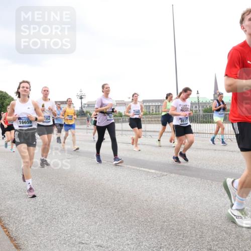 29.06.2025 - hella hamburg halbmarathon Lena Gebhardt http://msf.ph/oto/8300558 29.06.2025 10:56:22 Lombardsbrücke 1354, 1162, 1514, 16655, 12551, 8517, 1186, 1569, 1047, 1113, 1738, 1909, 2095, 2143, 2307, 2793, 2887, 2915, 2991, 3257, 3268, 3438, 3520, 3614, 3675, 3676, 3953, 3987, 4083, 4265, 4354, 4473, 4773, 4836, 5237, 5306, 5438, 5580, 5693, 5757, 5994, 6494, 6690, 6968, 7025, 7028, 7090, 7307, 7516, 7616, 7711, 8005, 8108, 8305, 8517, 8533, 8606, 8766, 8939, 8943, 9383, 9435, 9606, 9838, 9910, 9948, 9953, 10555, 10569, 10571, 10640, 10740, 10784, 10987 meine-sportfotos.de