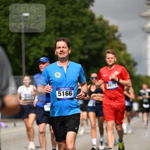 29.06.2025 - hella hamburg halbmarathon Dr. Thomas Lammeyer http://msf.ph/oto/8300617 29.06.2025 10:16:22 Kennedybrücke 1249, 1610, 1785, 1850, 1851, 2963, 2964, 3182, 3248, 3262, 3363, 4453, 5150, 5166, 5176, 6822, 6871, 7014, 7907, 8206, 8207, 8917, 8971, 9253, 9428, 10067, 10402, 10685, 11025 meine-sportfotos.de