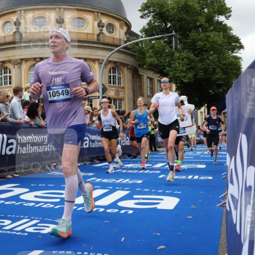 29.06.2025 - hella hamburg halbmarathon Strokosch-Dieckow http://msf.ph/oto/8300636 29.06.2025 10:53:39 Ziel 1030, 1098, 1502, 1783, 2058, 2082, 2518, 2630, 3399, 3819, 5399, 5607, 6628, 6762, 6877, 7177, 8285, 8335, 10549, 10895, 11588, 11589, 11604, 12632, 13865, 14702, 14818, 15061, 15113, 15441, 15856, 16092, 17482, 18143, 18514, 18612, 18666, 18715 meine-sportfotos.de