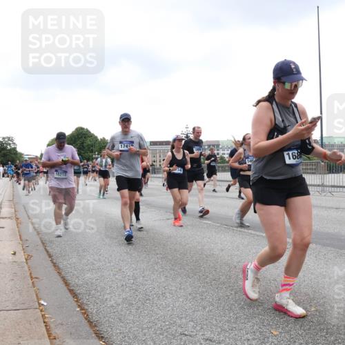 29.06.2025 - hella hamburg halbmarathon Lena Gebhardt http://msf.ph/oto/8300639 29.06.2025 10:46:53 Lombardsbrücke 1073, 1185, 1286, 1363, 1371, 1375, 1593, 1607, 1608, 1720, 1837, 1961, 1999, 2162, 2211, 2320, 2327, 2537, 2555, 2556, 2665, 2697, 2981, 3277, 3406, 3407, 3469, 3734, 3823, 4202, 4239, 4296, 4342, 4355, 4448, 4483, 4604, 5111, 5114, 5700, 5796, 5953, 6124, 6161, 6485, 6496, 6740, 7073, 7303, 7412, 7767, 7827, 8477, 8486, 8551, 8553, 8684, 8706, 8967, 9691, 10230, 13969, 14261, 15852, 16882, 16987 meine-sportfotos.de