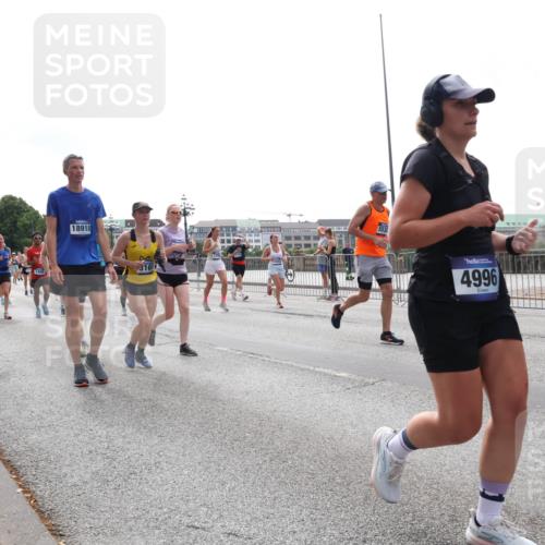 29.06.2025 - hella hamburg halbmarathon Lena Gebhardt http://msf.ph/oto/8300649 29.06.2025 10:37:05 Lombardsbrücke 1488, 18918, 316, 5531, 4996, 1022, 1118, 1253, 1276, 1337, 1339, 1488, 1490, 1597, 1819, 1948, 1952, 1954, 2016, 2031, 2072, 2104, 2272, 2480, 2486, 2552, 2588, 3127, 3165, 3714, 3873, 3895, 4084, 4097, 4347, 4618, 4733, 4762, 4996, 5146, 5224, 5538, 5560, 5640, 5786, 5789, 5940, 6156, 6172, 6359, 6584, 6804, 7202, 7235, 7707, 7773, 7823, 8007, 8257, 8258, 8315, 8499, 8758, 8811, 8936, 8937, 9054, 9055, 9295, 9500, 9694, 13265, 15077, 17156, 18488 meine-sportfotos.de