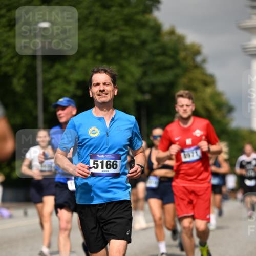 29.06.2025 - hella hamburg halbmarathon Dr. Thomas Lammeyer http://msf.ph/oto/8300663 29.06.2025 10:16:22 Kennedybrücke 1249, 1610, 1785, 1850, 1851, 2963, 2964, 3182, 3248, 3262, 3363, 4453, 5150, 5166, 5176, 6822, 6871, 7014, 7907, 8206, 8207, 8917, 8971, 9253, 9428, 10067, 10402, 10685, 11025 meine-sportfotos.de