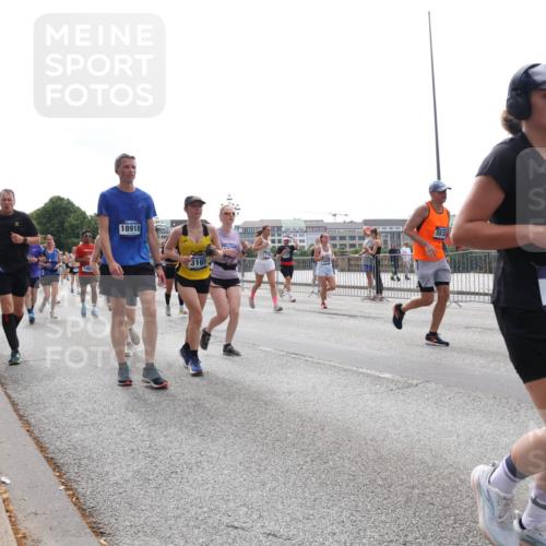 29.06.2025 - hella hamburg halbmarathon Lena Gebhardt http://msf.ph/oto/8300667 29.06.2025 10:37:05 Lombardsbrücke 18918, 3165, 553, 4996, 1022, 1118, 1253, 1276, 1337, 1339, 1488, 1490, 1597, 1819, 1948, 1952, 1954, 2016, 2031, 2072, 2104, 2272, 2480, 2486, 2552, 2588, 3127, 3165, 3714, 3873, 3895, 4084, 4097, 4347, 4618, 4733, 4762, 4996, 5146, 5224, 5538, 5560, 5640, 5786, 5789, 5940, 6156, 6172, 6359, 6584, 6804, 7202, 7235, 7707, 7773, 7823, 8007, 8257, 8258, 8315, 8499, 8758, 8811, 8936, 8937, 9054, 9055, 9295, 9500, 9694, 13265, 15077, 17156, 18488 meine-sportfotos.de