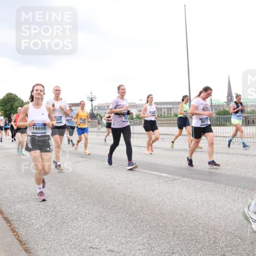 29.06.2025 - hella hamburg halbmarathon Lena Gebhardt http://msf.ph/oto/8300679 29.06.2025 10:56:22 Lombardsbrücke 12551, 16655, 354, 8517, 118, 1047, 1113, 1738, 1909, 2095, 2143, 2307, 2793, 2887, 2915, 2991, 3257, 3268, 3438, 3520, 3614, 3675, 3676, 3953, 3987, 4083, 4265, 4354, 4473, 4773, 4836, 5237, 5306, 5438, 5580, 5693, 5757, 5994, 6494, 6690, 6968, 7025, 7028, 7090, 7307, 7516, 7616, 7711, 8005, 8108, 8305, 8517, 8533, 8606, 8766, 8939, 8943, 9383, 9435, 9606, 9838, 9910, 9948, 9953, 10555, 10569, 10571, 10640, 10740, 10784, 10987 meine-sportfotos.de