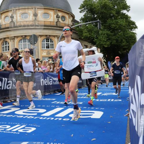 29.06.2025 - hella hamburg halbmarathon Strokosch-Dieckow http://msf.ph/oto/8300680 29.06.2025 10:53:39 Ziel 1030, 1098, 1502, 1783, 2058, 2082, 2518, 2630, 3399, 3819, 5399, 5607, 6628, 6762, 6877, 7177, 8285, 8335, 10549, 10895, 11588, 11589, 11604, 12632, 13865, 14702, 14818, 15061, 15113, 15441, 15856, 16092, 17482, 18143, 18514, 18612, 18666, 18715 meine-sportfotos.de