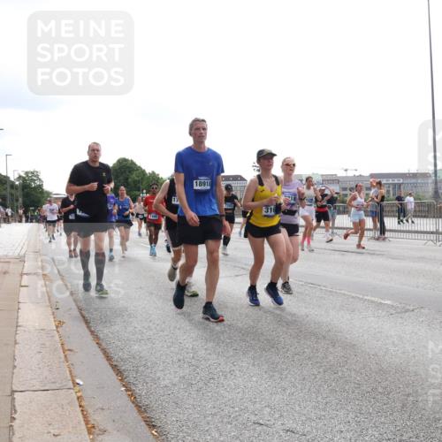 29.06.2025 - hella hamburg halbmarathon Lena Gebhardt http://msf.ph/oto/8300684 29.06.2025 10:37:05 Lombardsbrücke 17, 18918, 21, 7202, 316, 5538, 1022, 1118, 1253, 1276, 1337, 1339, 1488, 1490, 1597, 1819, 1948, 1952, 1954, 2016, 2031, 2072, 2104, 2272, 2480, 2486, 2552, 2588, 3127, 3165, 3714, 3873, 3895, 4084, 4097, 4347, 4618, 4733, 4762, 4996, 5146, 5224, 5538, 5560, 5640, 5786, 5789, 5940, 6156, 6172, 6359, 6584, 6804, 7202, 7235, 7707, 7773, 7823, 8007, 8257, 8258, 8315, 8499, 8758, 8811, 8936, 8937, 9054, 9055, 9295, 9500, 9694, 13265, 15077, 17156, 18488 meine-sportfotos.de