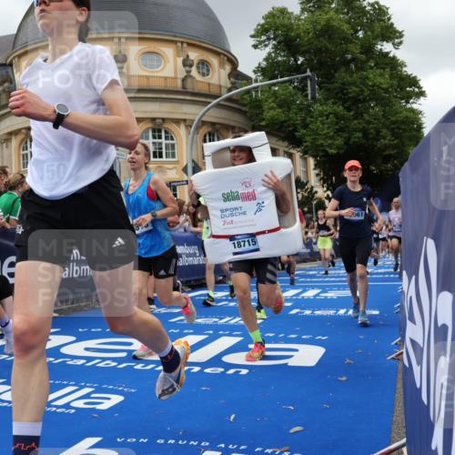 29.06.2025 - hella hamburg halbmarathon Strokosch-Dieckow http://msf.ph/oto/8300687 29.06.2025 10:53:40 Ziel 1030, 1422, 1502, 1783, 2058, 2082, 2518, 2630, 3399, 3819, 5399, 5607, 6628, 6762, 6877, 7177, 8285, 8335, 10529, 10549, 10895, 11588, 11589, 11604, 12632, 13865, 14702, 14818, 15061, 15441, 15856, 16092, 17482, 17740, 18143, 18249, 18514, 18666, 18715 meine-sportfotos.de