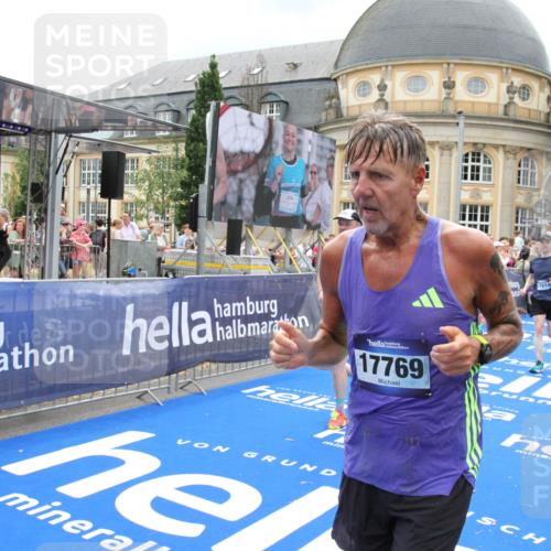 29.06.2025 - hella hamburg halbmarathon Michael Strokosch http://msf.ph/oto/8300730 29.06.2025 10:57:43 Ziel 1239, 1715, 1719, 2606, 2652, 5457, 5458, 10133, 12774, 13523, 14571, 14951, 15217, 15220, 16418, 17455, 17769, 17814, 18388, 18508, 18985 meine-sportfotos.de