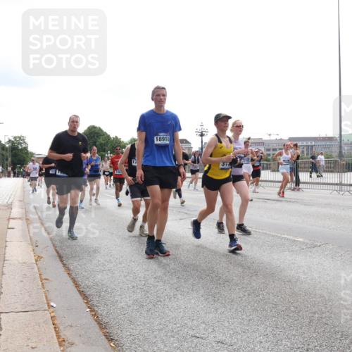 29.06.2025 - hella hamburg halbmarathon Lena Gebhardt http://msf.ph/oto/8300740 29.06.2025 10:37:05 Lombardsbrücke 18918, 313, 1022, 1118, 1253, 1276, 1337, 1339, 1488, 1490, 1597, 1819, 1948, 1952, 1954, 2016, 2031, 2072, 2104, 2272, 2480, 2486, 2552, 2588, 3127, 3165, 3714, 3873, 3895, 4084, 4097, 4347, 4618, 4733, 4762, 4996, 5146, 5224, 5538, 5560, 5640, 5786, 5789, 5940, 6156, 6172, 6359, 6584, 6804, 7202, 7235, 7707, 7773, 7823, 8007, 8257, 8258, 8315, 8499, 8758, 8811, 8936, 8937, 9054, 9055, 9295, 9500, 9694, 13265, 15077, 17156, 18488 meine-sportfotos.de