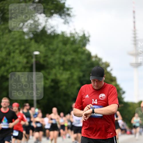 29.06.2025 - hella hamburg halbmarathon Dr. Thomas Lammeyer http://msf.ph/oto/8300785 29.06.2025 10:37:55 Kennedybrücke 1189, 1275, 1896, 2526, 2776, 3264, 3340, 3345, 3812, 3848, 4361, 4433, 4449, 4807, 4824, 4826, 5075, 5141, 5557, 5561, 5584, 5821, 5822, 5887, 6364, 6515, 6516, 6956, 7027, 7308, 7309, 7565, 7633, 7653, 7982, 8157, 8349, 8375, 8377, 8383, 8401, 8620, 9234, 9258, 9438, 9706, 9799, 9875, 9995, 10048, 10800, 11092, 11111, 11229, 11237, 11260 meine-sportfotos.de