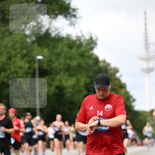 29.06.2025 - hella hamburg halbmarathon Dr. Thomas Lammeyer http://msf.ph/oto/8300793 29.06.2025 10:37:55 Kennedybrücke 1189, 1275, 1896, 2526, 2776, 3264, 3340, 3345, 3812, 3848, 4361, 4433, 4449, 4807, 4824, 4826, 5075, 5141, 5557, 5561, 5584, 5821, 5822, 5887, 6364, 6515, 6516, 6956, 7027, 7308, 7309, 7565, 7633, 7653, 7982, 8157, 8349, 8375, 8377, 8383, 8401, 8620, 9234, 9258, 9438, 9706, 9799, 9875, 9995, 10048, 10800, 11092, 11111, 11229, 11237, 11260 meine-sportfotos.de