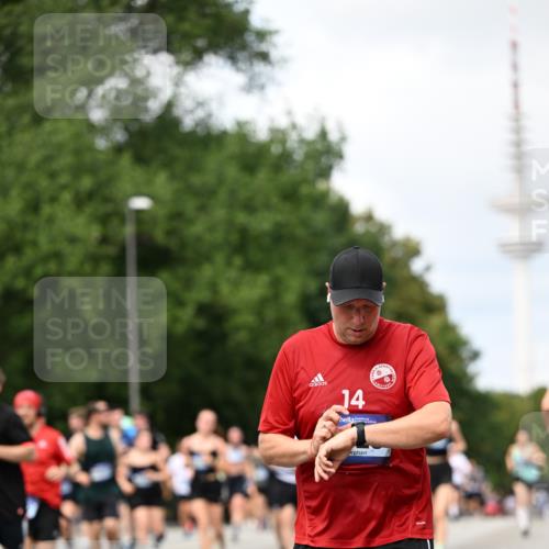 29.06.2025 - hella hamburg halbmarathon Dr. Thomas Lammeyer http://msf.ph/oto/8300803 29.06.2025 10:37:56 Kennedybrücke 1189, 1275, 1896, 2526, 2776, 3264, 3340, 3345, 3812, 3848, 4361, 4433, 4449, 4807, 4824, 4826, 5075, 5141, 5557, 5561, 5584, 5821, 5822, 5887, 6364, 6515, 6516, 6956, 7027, 7309, 7565, 7633, 7653, 7982, 8157, 8277, 8349, 8375, 8377, 8383, 8401, 8620, 9234, 9258, 9438, 9706, 9799, 9875, 9995, 10048, 10800, 11092, 11111, 11229, 11237, 11260 meine-sportfotos.de
