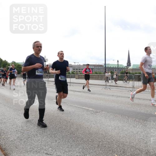 29.06.2025 - hella hamburg halbmarathon Lena Gebhardt http://msf.ph/oto/8300809 29.06.2025 10:21:49 Lombardsbrücke 12402, 7612, 100, 647, 1072, 1158, 1191, 1250, 1294, 1401, 1668, 1958, 1963, 2172, 2271, 2315, 2353, 2529, 2744, 2815, 3606, 3768, 3770, 3817, 3825, 3826, 3995, 4046, 4289, 4375, 4376, 4697, 4786, 5122, 5373, 5412, 5641, 5759, 5957, 6086, 6103, 6475, 6676, 6805, 6844, 6881, 7075, 7162, 7375, 7612, 7672, 7781, 8095, 8286, 8431, 8715, 8860, 8896, 8959, 9002, 9062, 9100, 9369, 9483, 9499, 9532, 9624, 10374, 10874 meine-sportfotos.de
