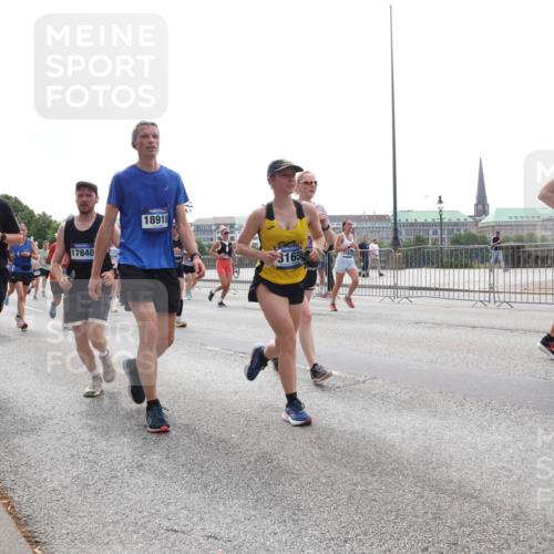 29.06.2025 - hella hamburg halbmarathon Lena Gebhardt http://msf.ph/oto/8300822 29.06.2025 10:37:06 Lombardsbrücke 1339, 17840, 18918, 3165, 5538, 1022, 1118, 1253, 1276, 1337, 1339, 1488, 1490, 1597, 1819, 1948, 1952, 1954, 2016, 2031, 2072, 2104, 2272, 2480, 2486, 2552, 2588, 3127, 3165, 3714, 3873, 3895, 4084, 4097, 4347, 4618, 4733, 4762, 4996, 5146, 5224, 5538, 5560, 5640, 5786, 5789, 5940, 6156, 6172, 6359, 6584, 6804, 7085, 7202, 7235, 7707, 7773, 7823, 8007, 8257, 8258, 8315, 8499, 8758, 8811, 8936, 8937, 9054, 9055, 9295, 9500, 9694, 13265, 15077, 18488 meine-sportfotos.de
