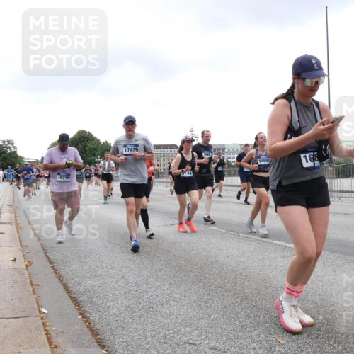 29.06.2025 - hella hamburg halbmarathon Lena Gebhardt http://msf.ph/oto/8300834 29.06.2025 10:46:53 Lombardsbrücke 1073, 1185, 1286, 1363, 1371, 1375, 1593, 1607, 1608, 1720, 1837, 1961, 1999, 2162, 2211, 2320, 2327, 2537, 2555, 2556, 2665, 2697, 2981, 3277, 3406, 3407, 3469, 3734, 3823, 4202, 4239, 4296, 4342, 4355, 4448, 4483, 4604, 5111, 5114, 5700, 5796, 5953, 6124, 6161, 6485, 6496, 6740, 7073, 7303, 7412, 7767, 7827, 8477, 8486, 8551, 8553, 8684, 8706, 8967, 9691, 10230, 13969, 14261, 15852, 16882, 16987 meine-sportfotos.de