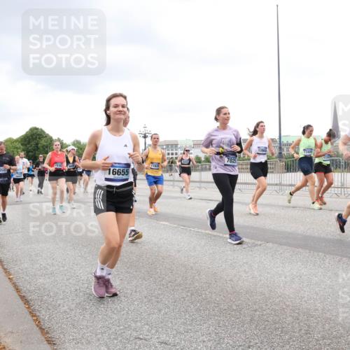 29.06.2025 - hella hamburg halbmarathon Lena Gebhardt http://msf.ph/oto/8300840 29.06.2025 10:56:23 Lombardsbrücke 1514, 12551, 16655, 11628, 7025, 13965, 13405, 133, 8517, 1047, 1113, 1738, 1909, 2095, 2143, 2307, 2793, 2887, 2915, 2991, 3257, 3268, 3438, 3520, 3614, 3675, 3676, 3953, 3987, 4083, 4354, 4473, 4773, 4836, 5237, 5306, 5438, 5580, 5693, 5757, 5911, 5994, 6494, 6690, 6968, 7025, 7028, 7090, 7307, 7516, 7616, 7711, 8005, 8108, 8305, 8517, 8606, 8766, 8939, 8943, 9383, 9435, 9606, 9838, 9910, 9948, 9953, 10555, 10569, 10571, 10640, 10740, 10784, 10987 meine-sportfotos.de