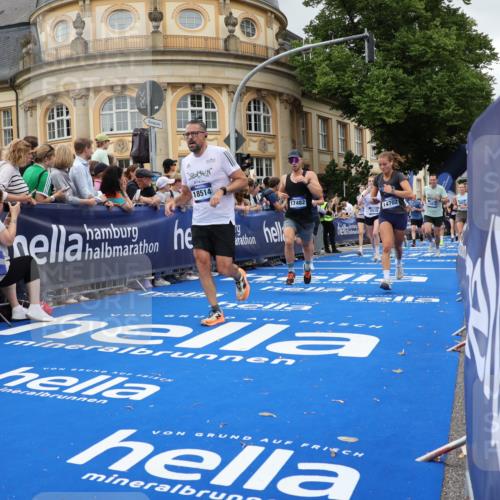 29.06.2025 - hella hamburg halbmarathon Strokosch-Dieckow http://msf.ph/oto/8300855 29.06.2025 10:53:44 Ziel 1422, 1706, 1870, 2058, 2082, 2518, 2630, 3819, 5399, 5607, 6260, 6877, 7177, 8285, 8335, 9922, 10529, 10891, 10895, 11588, 11589, 11604, 12413, 12632, 13865, 14026, 14702, 14818, 15061, 15441, 15502, 16092, 16538, 17482, 17740, 18143, 18249, 18418, 18487, 18514, 18715, 18759, 18915, 19177 meine-sportfotos.de