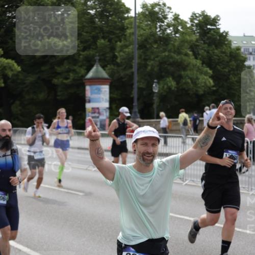 29.06.2025 - hella hamburg halbmarathon Jannik Wohlers http://msf.ph/oto/8300878 29.06.2025 10:37:15 Lombardsbrücke 1475, 2199, 2640, 2853, 3230, 3633, 5171, 5186, 5522, 5875, 6243, 6821, 6955, 7124, 7321, 7350, 7777, 9247, 9288, 9895, 10159, 10476, 10506, 10919, 11183, 11801, 11882, 11888, 12123, 12242, 12254, 12472, 12824, 13650, 14130, 14657, 16032, 16582, 16680, 16706, 16837, 17355, 17793, 17798, 18317, 18319, 18903 meine-sportfotos.de