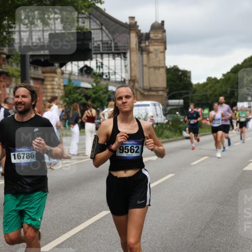 29.06.2025 - hella hamburg halbmarathon Yannick Fuchs http://msf.ph/oto/8300898 29.06.2025 10:49:50 20KM 1130, 1180, 1193, 2982, 3042, 3048, 3058, 3668, 4951, 5287, 5465, 5672, 6569, 6591, 6924, 7594, 7742, 8255, 8311, 8639, 8863, 9361, 9562, 11039, 11309, 11638, 12196, 12515, 13474, 14363, 14365, 14461, 15184, 15818, 15884, 16176, 16375, 16401, 16434, 16521, 16625, 16786, 17259, 17615, 17640, 17642, 17734, 18064, 18125, 18212, 18325, 18340, 18495, 18634, 18741, 18746, 18835, 19120, 19152 meine-sportfotos.de