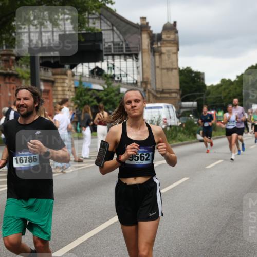 29.06.2025 - hella hamburg halbmarathon Yannick Fuchs http://msf.ph/oto/8300910 29.06.2025 10:49:50 20KM 1130, 1180, 1193, 2982, 3042, 3048, 3058, 3668, 4951, 5287, 5465, 5672, 6569, 6591, 6924, 7594, 7742, 8255, 8311, 8639, 8863, 9361, 9562, 11039, 11309, 11638, 12196, 12515, 13474, 14363, 14365, 14461, 15184, 15818, 15884, 16176, 16375, 16401, 16434, 16521, 16625, 16786, 17259, 17615, 17640, 17642, 17734, 18064, 18125, 18212, 18325, 18340, 18495, 18634, 18741, 18746, 18835, 19120, 19152 meine-sportfotos.de