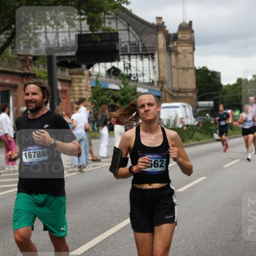 29.06.2025 - hella hamburg halbmarathon Yannick Fuchs http://msf.ph/oto/8300929 29.06.2025 10:49:50 20KM 1130, 1180, 1193, 2982, 3042, 3048, 3058, 3668, 4951, 5287, 5465, 5672, 6569, 6591, 6924, 7594, 7742, 8255, 8311, 8639, 8863, 9361, 9562, 11039, 11309, 11638, 12196, 12515, 13474, 14363, 14365, 14461, 15184, 15818, 15884, 16176, 16375, 16401, 16434, 16521, 16625, 16786, 17259, 17615, 17640, 17642, 17734, 18064, 18125, 18212, 18325, 18340, 18495, 18634, 18741, 18746, 18835, 19120, 19152 meine-sportfotos.de