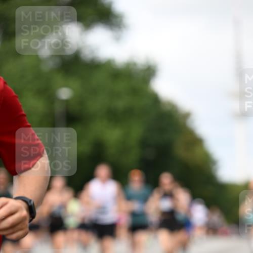 29.06.2025 - hella hamburg halbmarathon Dr. Thomas Lammeyer http://msf.ph/oto/8300940 29.06.2025 10:37:58 Kennedybrücke 1189, 1275, 1896, 2038, 2526, 2776, 3264, 3340, 3345, 3848, 4361, 4433, 4449, 4807, 4824, 4826, 5075, 5141, 5557, 5561, 5584, 5821, 5822, 5887, 6364, 6515, 6516, 6956, 7027, 7565, 7633, 7653, 7982, 8157, 8277, 8349, 8375, 8377, 8383, 8401, 8620, 9234, 9258, 9438, 9706, 9799, 9875, 9995, 10048, 10561, 10800, 11092, 11111, 11229, 11237, 11260 meine-sportfotos.de