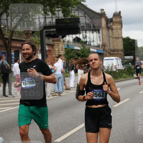 29.06.2025 - hella hamburg halbmarathon Yannick Fuchs http://msf.ph/oto/8300961 29.06.2025 10:49:50 20KM 1130, 1180, 1193, 2982, 3042, 3048, 3058, 3668, 4951, 5287, 5465, 5672, 6569, 6591, 6924, 7594, 7742, 8255, 8311, 8639, 8863, 9361, 9562, 11039, 11309, 11638, 12196, 12515, 13474, 14363, 14365, 14461, 15184, 15818, 15884, 16176, 16375, 16401, 16434, 16521, 16625, 16786, 17259, 17615, 17640, 17642, 17734, 18064, 18125, 18212, 18325, 18340, 18495, 18634, 18741, 18746, 18835, 19120, 19152 meine-sportfotos.de