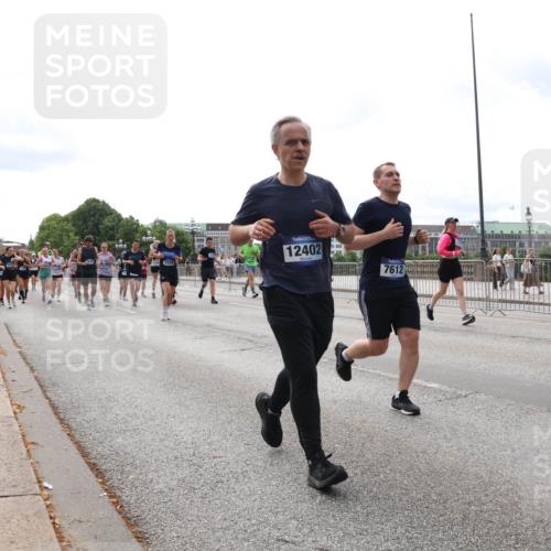 29.06.2025 - hella hamburg halbmarathon Lena Gebhardt http://msf.ph/oto/8300965 29.06.2025 10:21:49 Lombardsbrücke 12402, 7612, 1072, 1158, 1191, 1250, 1294, 1401, 1668, 1958, 1963, 2172, 2271, 2315, 2353, 2529, 2744, 2815, 3606, 3768, 3770, 3817, 3825, 3826, 3995, 4046, 4289, 4375, 4376, 4697, 4786, 5122, 5373, 5412, 5641, 5759, 5957, 6086, 6103, 6475, 6676, 6805, 6844, 6881, 7075, 7162, 7375, 7612, 7672, 7781, 8095, 8286, 8431, 8715, 8860, 8896, 8959, 9002, 9062, 9100, 9369, 9483, 9499, 9532, 9624, 10374, 10874 meine-sportfotos.de