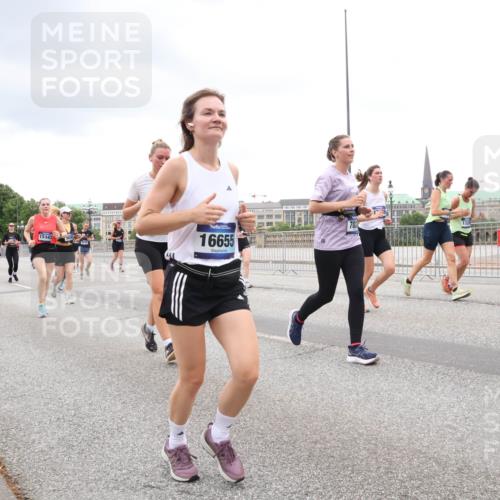 29.06.2025 - hella hamburg halbmarathon Lena Gebhardt http://msf.ph/oto/8300977 29.06.2025 10:56:23 Lombardsbrücke 15443, 12551, 16655, 70, 851, 1047, 1113, 1738, 1909, 2095, 2143, 2307, 2793, 2887, 2915, 2991, 3257, 3268, 3438, 3520, 3614, 3675, 3676, 3953, 3987, 4083, 4354, 4473, 4773, 4836, 5237, 5306, 5438, 5580, 5693, 5757, 5911, 5994, 6494, 6690, 6968, 7025, 7028, 7090, 7307, 7516, 7616, 7711, 8005, 8108, 8305, 8517, 8606, 8766, 8939, 8943, 9383, 9435, 9606, 9838, 9910, 9948, 9953, 10555, 10569, 10571, 10640, 10740, 10784, 10987 meine-sportfotos.de