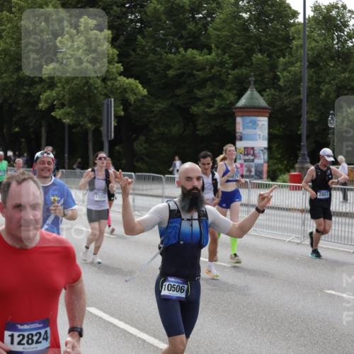 29.06.2025 - hella hamburg halbmarathon Jannik Wohlers http://msf.ph/oto/8301001 29.06.2025 10:37:16 Lombardsbrücke 1475, 2199, 2640, 2853, 3230, 3633, 5186, 5522, 5875, 6243, 6821, 6955, 7124, 7321, 7350, 9247, 9288, 9895, 10159, 10476, 10506, 10919, 11183, 11801, 11882, 11888, 12123, 12242, 12254, 12472, 12824, 13650, 14130, 14657, 16032, 16582, 16680, 16706, 16837, 17355, 17793, 17798, 18317, 18319, 18903 meine-sportfotos.de
