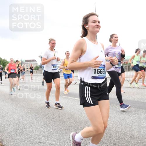 29.06.2025 - hella hamburg halbmarathon Lena Gebhardt http://msf.ph/oto/8301046 29.06.2025 10:56:23 Lombardsbrücke 12551, 4354, 15443, 16655, 02, 1047, 1113, 1738, 1909, 2095, 2143, 2307, 2793, 2887, 2915, 2991, 3257, 3268, 3438, 3520, 3614, 3675, 3676, 3953, 3987, 4083, 4354, 4473, 4773, 4836, 5237, 5306, 5438, 5580, 5693, 5757, 5911, 5994, 6494, 6690, 6968, 7025, 7028, 7090, 7307, 7516, 7616, 7711, 8005, 8108, 8305, 8517, 8606, 8766, 8939, 8943, 9383, 9435, 9606, 9838, 9910, 9948, 9953, 10555, 10569, 10571, 10640, 10740, 10784, 10987 meine-sportfotos.de