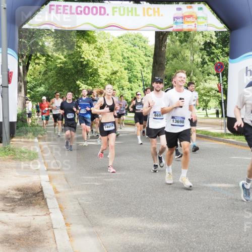 29.06.2025 - hella hamburg halbmarathon MichiJ http://msf.ph/oto/8301055 29.06.2025 10:34:42 Zwischen KM18-KM19 1604, 3087, 4497, 5528, 5889, 6691, 7335, 8142, 8981, 9794, 11077, 11185, 11858, 12171, 12269, 12891, 13698, 14045, 15157, 15451, 15825, 17008, 17353, 17461, 17865, 18356 meine-sportfotos.de
