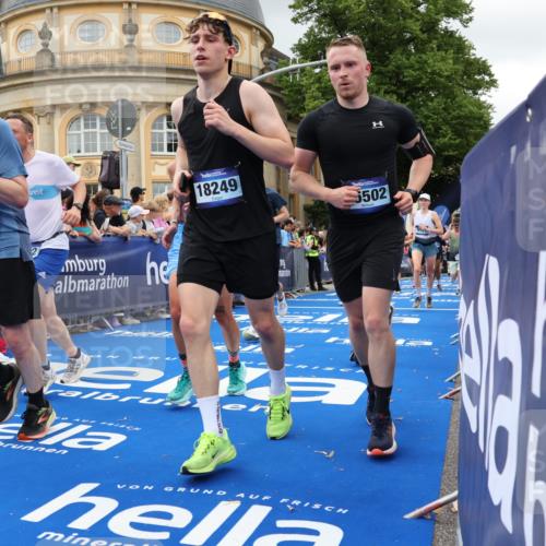 29.06.2025 - hella hamburg halbmarathon Strokosch-Dieckow http://msf.ph/oto/8301064 29.06.2025 10:53:50 Ziel 1422, 1706, 1870, 2432, 2518, 5607, 6260, 6481, 6877, 7177, 7395, 7918, 7973, 8285, 8335, 9922, 10529, 10891, 11789, 12413, 13032, 13869, 14026, 14175, 14818, 15502, 16477, 16538, 17740, 18249, 18418, 18487, 18759, 18831, 18879, 18915, 19177 meine-sportfotos.de