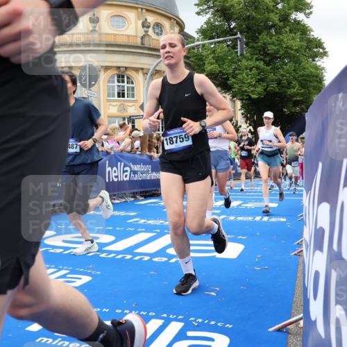 29.06.2025 - hella hamburg halbmarathon Strokosch-Dieckow http://msf.ph/oto/8301091 29.06.2025 10:53:51 Ziel 1422, 1706, 1870, 2432, 5607, 6260, 6374, 6481, 6877, 7177, 7395, 7918, 7973, 8285, 8335, 8394, 9922, 10529, 10891, 11789, 12413, 13032, 13869, 14026, 14175, 15502, 16477, 16538, 17740, 18249, 18418, 18487, 18759, 18831, 18879, 18915, 19177 meine-sportfotos.de
