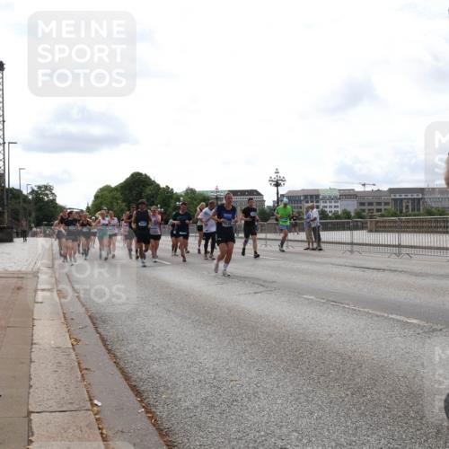 29.06.2025 - hella hamburg halbmarathon Lena Gebhardt http://msf.ph/oto/8301101 29.06.2025 10:21:50 Lombardsbrücke 7672, 1003, 1072, 1158, 1191, 1250, 1294, 1401, 1668, 1958, 1963, 2172, 2271, 2315, 2353, 2529, 2744, 2815, 3606, 3768, 3770, 3817, 3825, 3826, 3995, 4046, 4289, 4375, 4376, 4697, 4786, 5122, 5373, 5412, 5641, 5759, 5957, 6086, 6103, 6475, 6676, 6805, 6881, 7075, 7162, 7375, 7612, 7672, 7781, 8095, 8286, 8431, 8715, 8860, 8896, 8959, 9002, 9062, 9100, 9369, 9483, 9499, 9532, 9624, 10374, 10874 meine-sportfotos.de