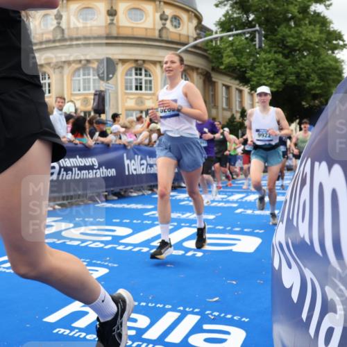 29.06.2025 - hella hamburg halbmarathon Strokosch-Dieckow http://msf.ph/oto/8301118 29.06.2025 10:53:51 Ziel 1422, 1706, 1870, 2432, 5607, 6260, 6374, 6481, 6877, 7177, 7395, 7918, 7973, 8285, 8335, 8394, 9922, 10529, 10891, 11789, 12413, 13032, 13869, 14026, 14175, 15502, 16477, 16538, 17740, 18249, 18418, 18487, 18759, 18831, 18879, 18915, 19177 meine-sportfotos.de