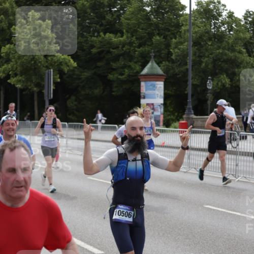 29.06.2025 - hella hamburg halbmarathon Jannik Wohlers http://msf.ph/oto/8301119 29.06.2025 10:37:16 Lombardsbrücke 1475, 2199, 2640, 2853, 3230, 3633, 5186, 5522, 5875, 6243, 6821, 6955, 7124, 7321, 7350, 9247, 9288, 9895, 10159, 10476, 10506, 10919, 11183, 11801, 11882, 11888, 12123, 12242, 12254, 12472, 12824, 13650, 14130, 14657, 16032, 16582, 16680, 16706, 16837, 17355, 17793, 17798, 18317, 18319, 18903 meine-sportfotos.de