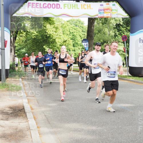 29.06.2025 - hella hamburg halbmarathon MichiJ http://msf.ph/oto/8301123 29.06.2025 10:34:42 Zwischen KM18-KM19 1604, 3087, 4497, 5528, 5889, 6691, 7335, 8142, 8981, 9794, 11077, 11185, 11858, 12171, 12269, 12891, 13698, 14045, 15157, 15451, 15825, 17008, 17353, 17461, 17865, 18356 meine-sportfotos.de
