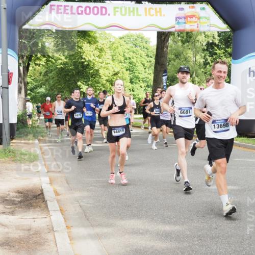29.06.2025 - hella hamburg halbmarathon MichiJ http://msf.ph/oto/8301203 29.06.2025 10:34:42 Zwischen KM18-KM19 1604, 3087, 4497, 5528, 5889, 6691, 7335, 8142, 8981, 9794, 11077, 11185, 11858, 12171, 12269, 12891, 13698, 14045, 15157, 15451, 15825, 17008, 17353, 17461, 17865, 18356 meine-sportfotos.de