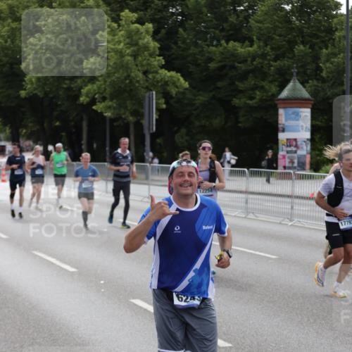 29.06.2025 - hella hamburg halbmarathon Jannik Wohlers http://msf.ph/oto/8301225 29.06.2025 10:37:17 Lombardsbrücke 1475, 2199, 2640, 2853, 3230, 3246, 3633, 5139, 5186, 5522, 5875, 6243, 6821, 6955, 7124, 7321, 7350, 9247, 9288, 9895, 10159, 10476, 10506, 10919, 11087, 11183, 11801, 11882, 11888, 12123, 12242, 12254, 12472, 12824, 13650, 14657, 16032, 16582, 16680, 16706, 17355, 17793, 17798, 18317, 18319, 18903 meine-sportfotos.de